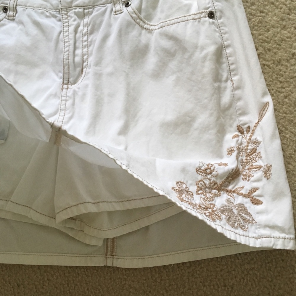 White cotton skort aka skirt+shorts. Sz 4 missy